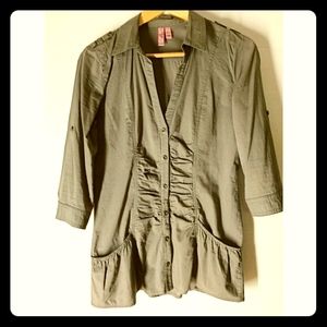 🤎 taupe Dolled Up sz L ruched blouse w pockets 🤎